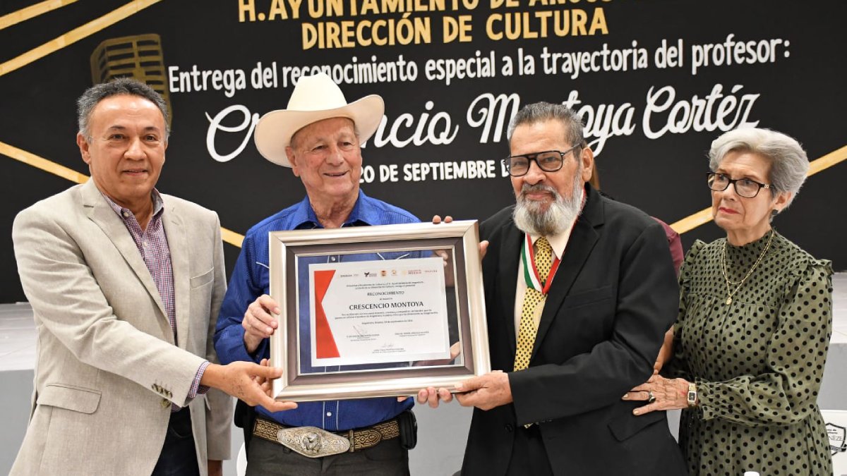 Reconocen en Angostura, la trayectoria del profesor Crescencio Montoya Cortés