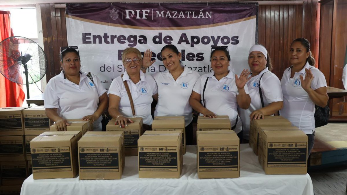 Previo al inicio de capturas reparten despensas entre mujeres empacadoras de camarón en Mazatlán