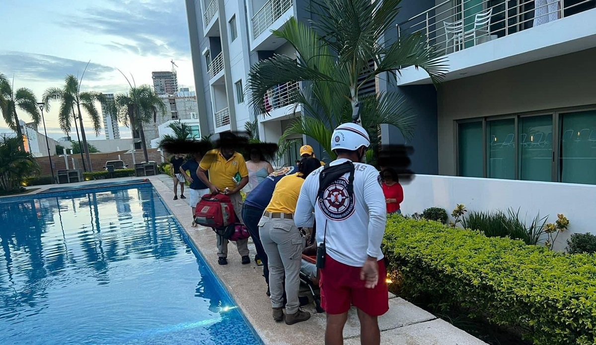 Reportan la muerte de un niño tras aventarse a alberca en Mazatlán