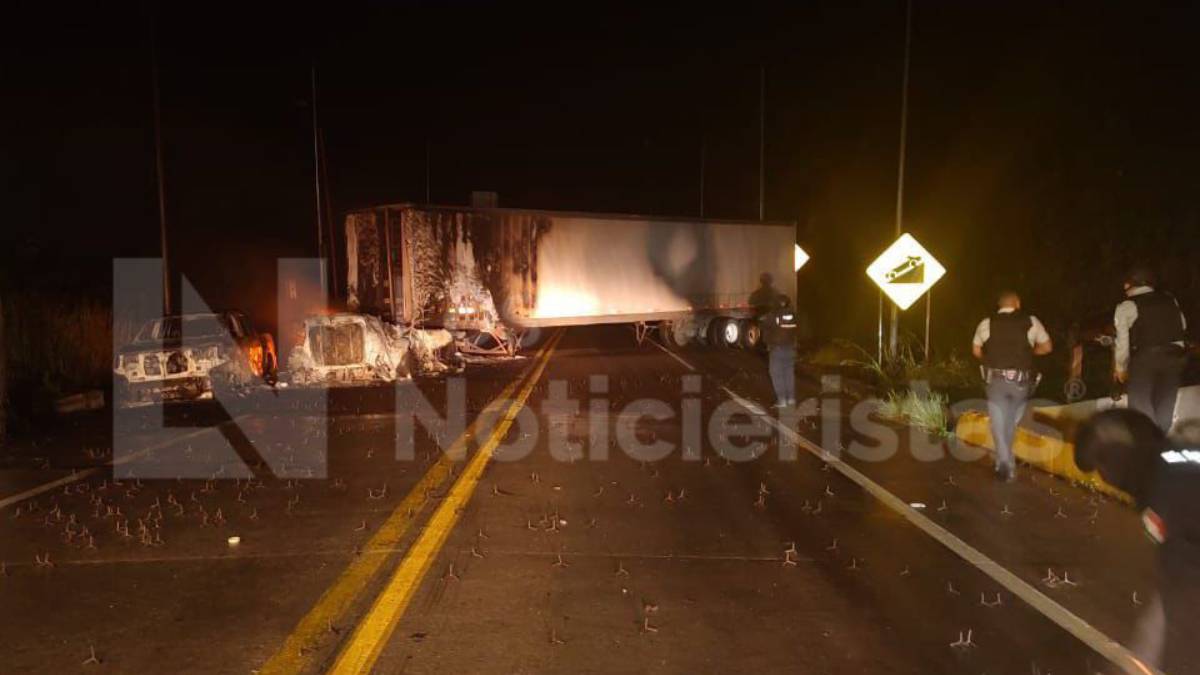 Retiran ‘ponchallantas’ y trabajan para remover tráileres quemados para liberar la carretera Mazatlán-Durango