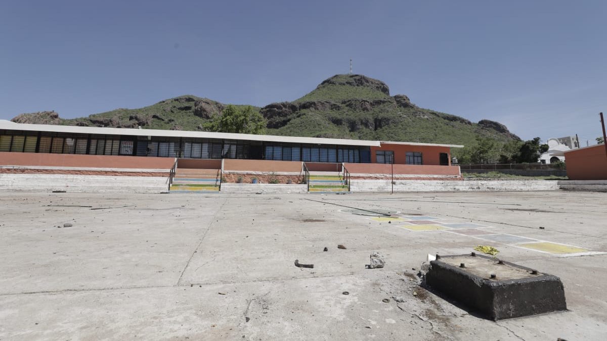 Retiran techumbre colapsada en primaria del Cerro Cabezón, Guasave