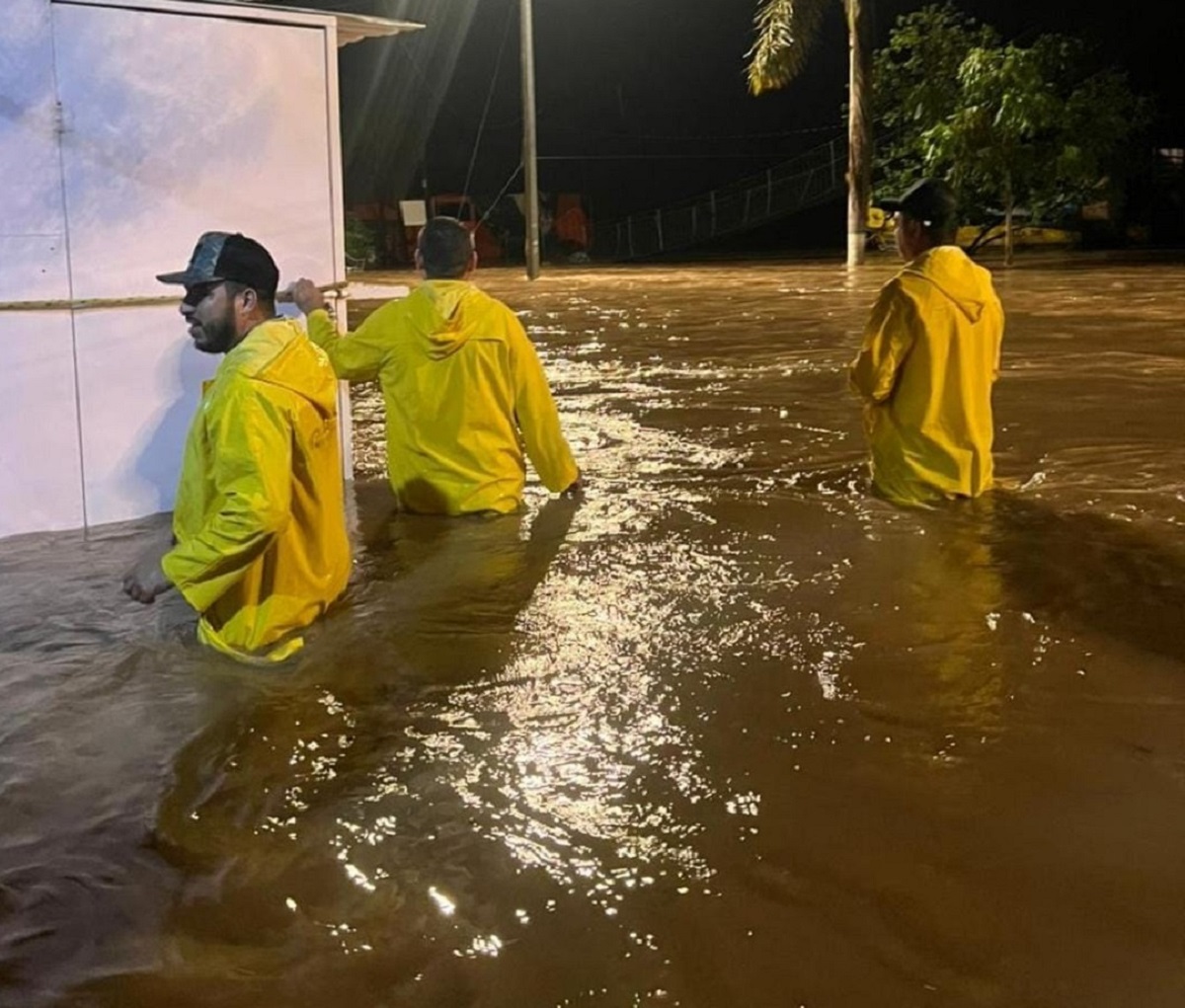 Se desborda el río en Sinaloa de Leyva; hay también poblados bajo el agua