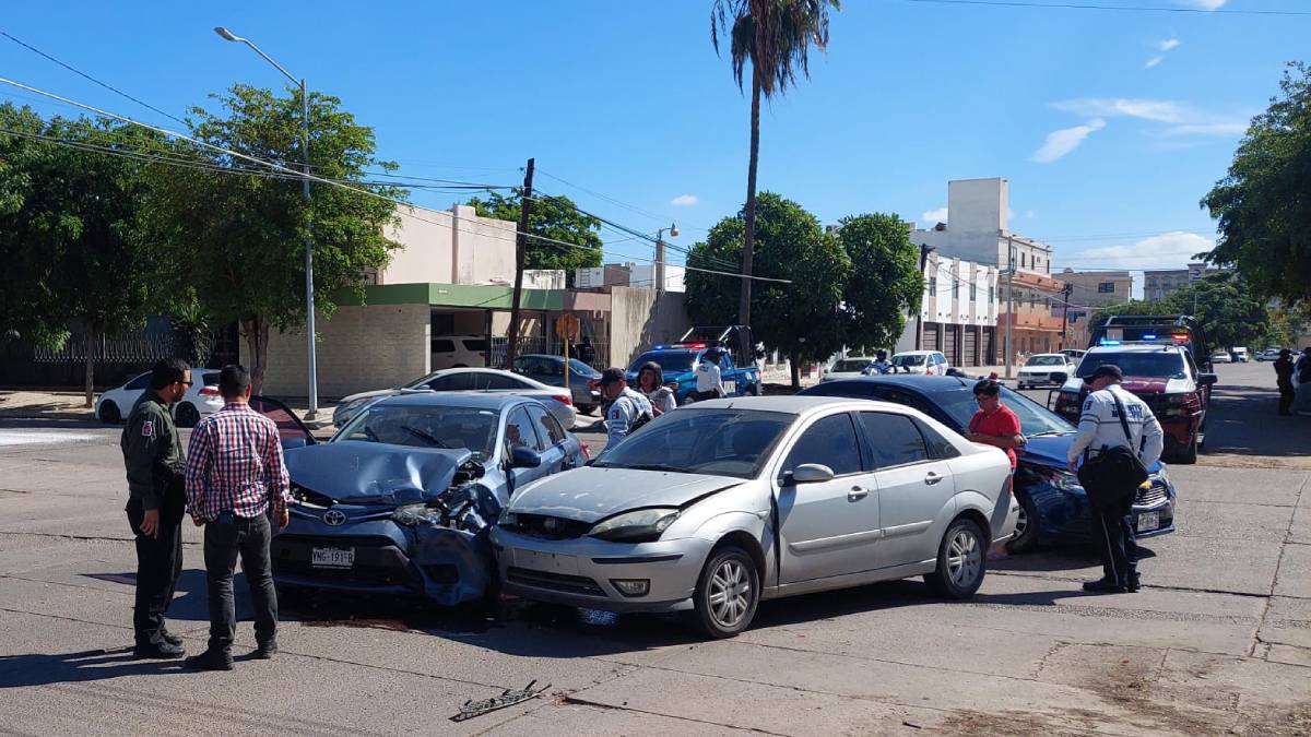 Robo de un vehículo en el sector Centro de Los Mochis termina en persecución y con 5 lesionados