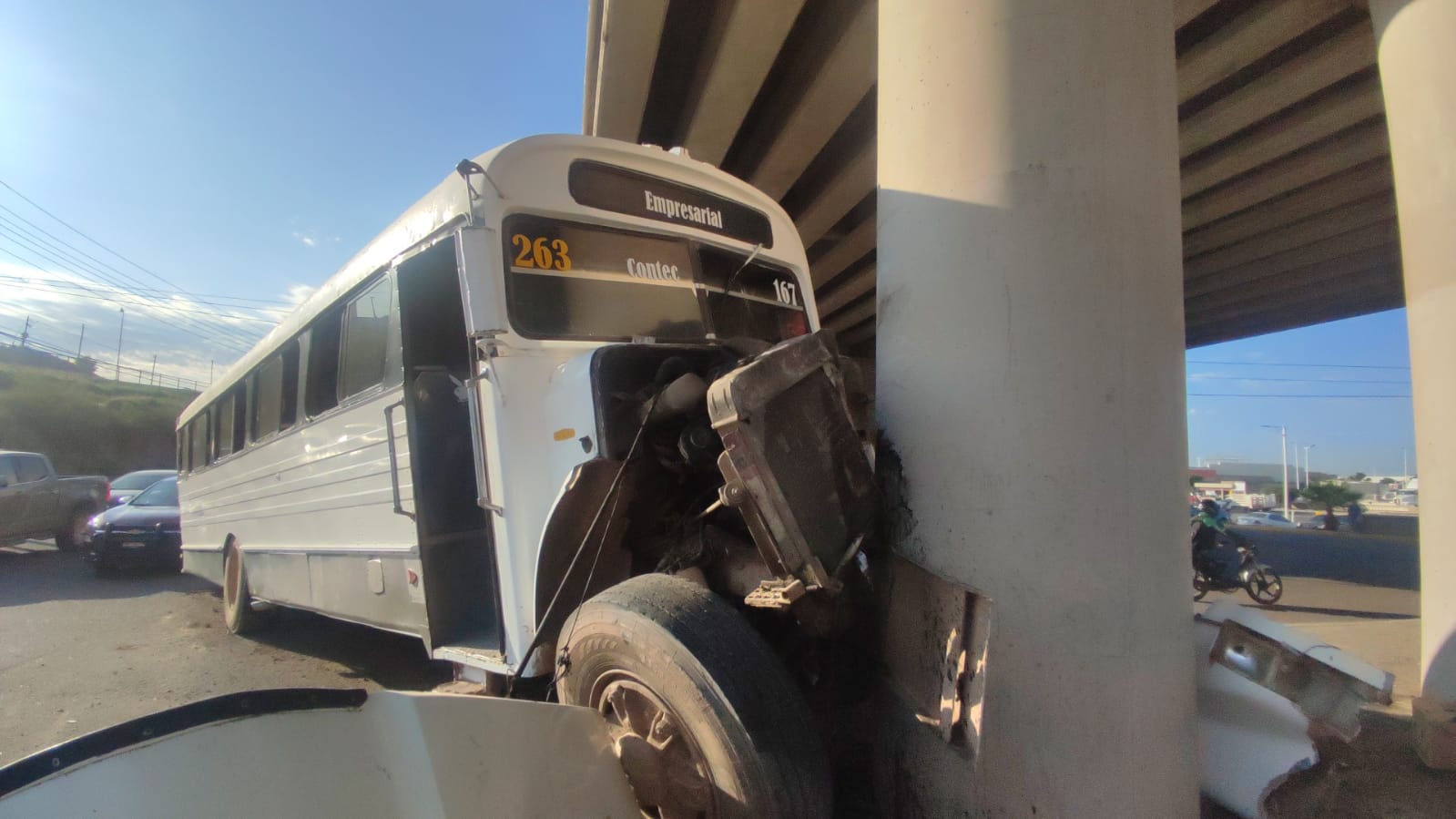 Camión de maquiladora sufre accidente a la entrada de Los Mochis; se reportan ocho mujeres lesionadas