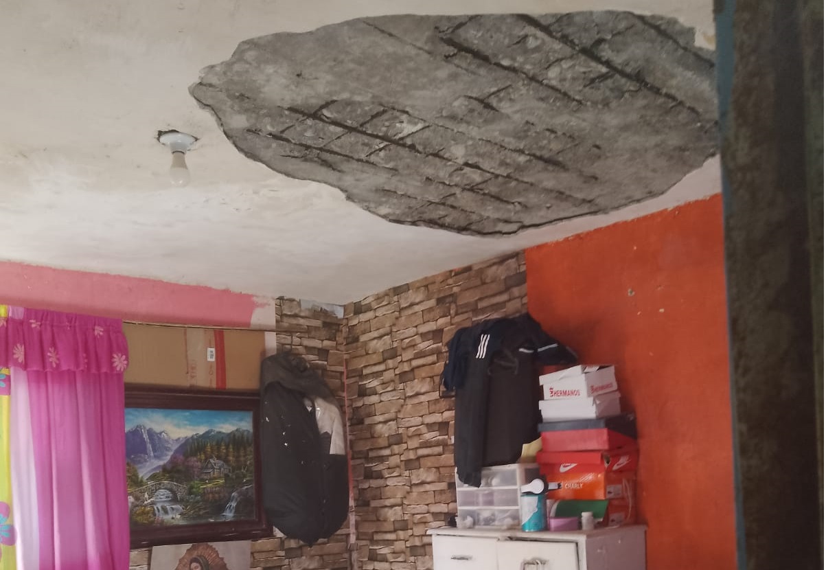 Se viene abajo enjarre de techo en vivienda de Los Mochis y lesiona a familia con bebé