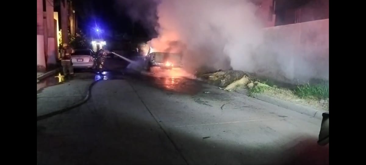 Se incendia camioneta en sector Urbi del Bosque en Los Mochis