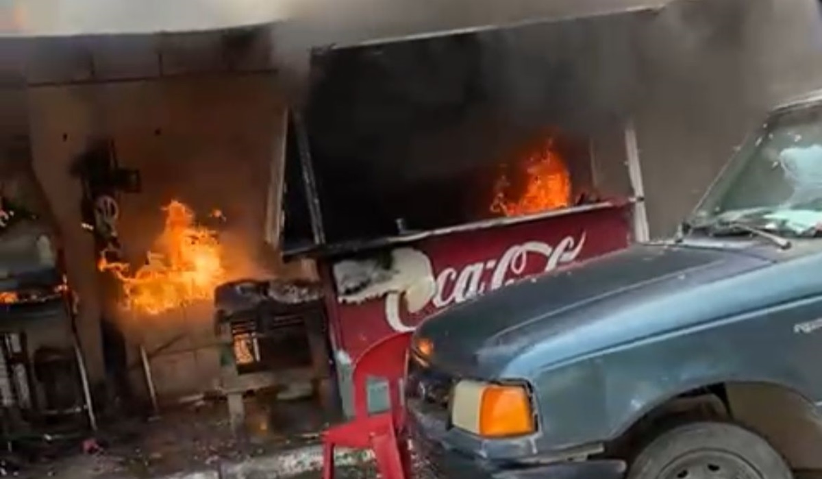 ¡Que peligroso! Se registra incendio de taquería junto a primaria de Guasave