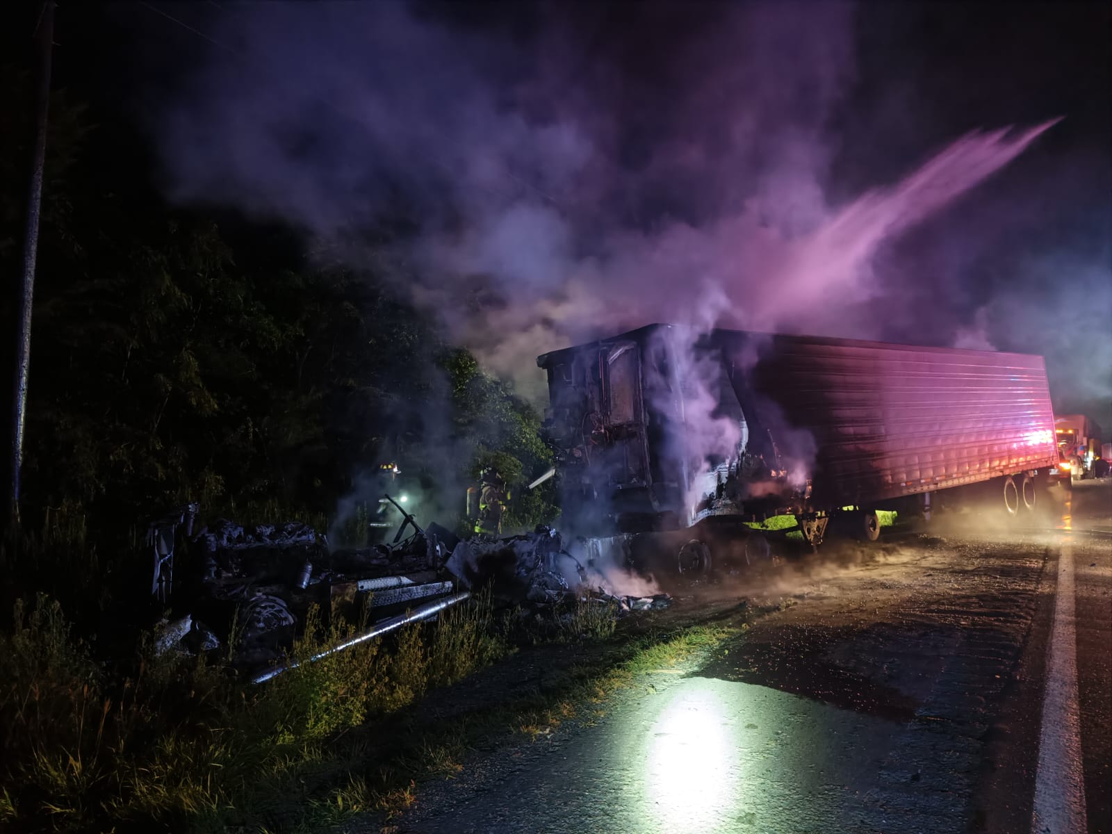 Incendio de tráileres en autopista Mazatlán-Culiacán moviliza cuerpos de emergencia