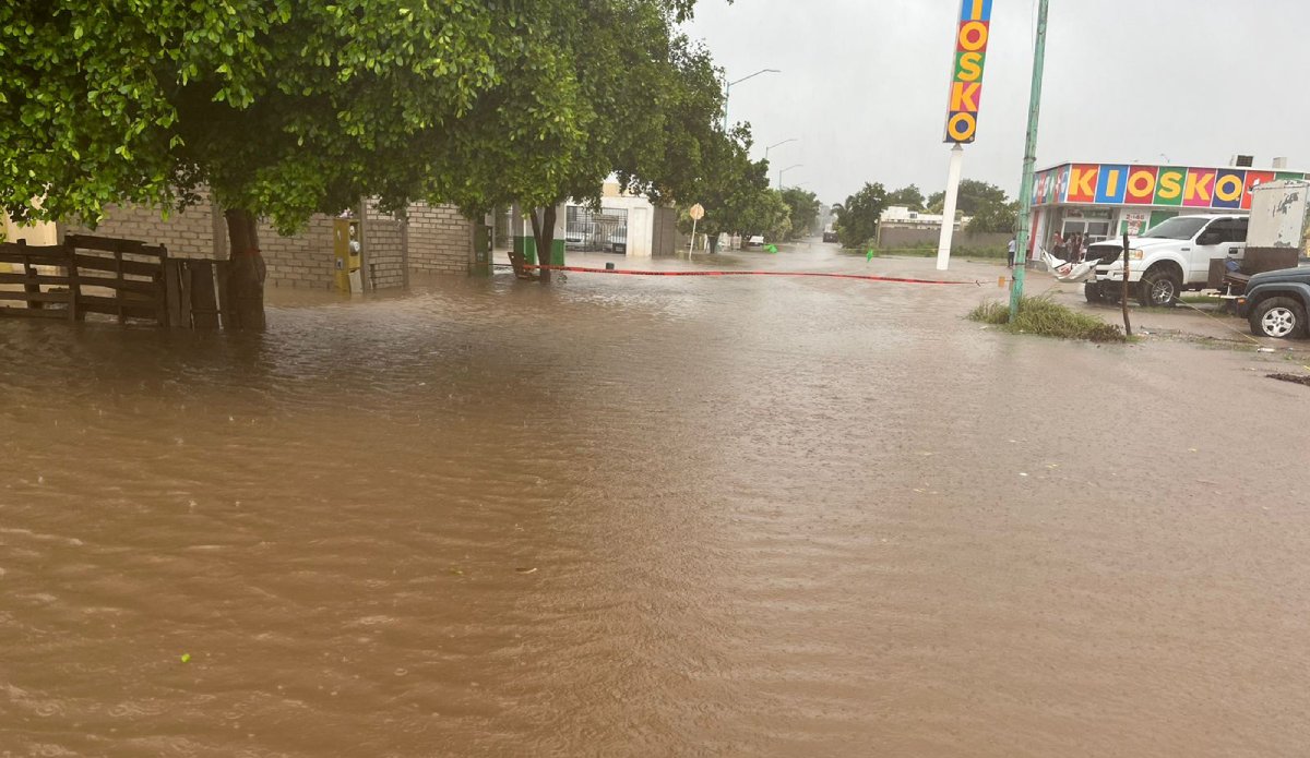 Se inundan en ampliación Santa María en Guasave; rompen para dar salida al agua