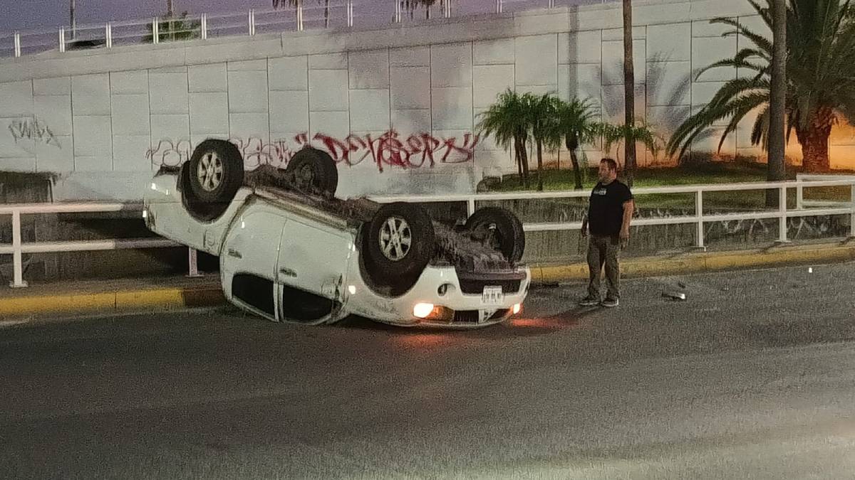 ¡Se lo comió la curva! Vuelca su camioneta sobre el distribuidor vial Humaya en Culiacán