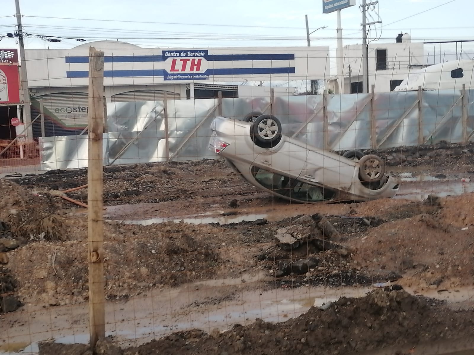 Se queda dormido y termina volcado en construcción de puente vehicular en Mazatlán