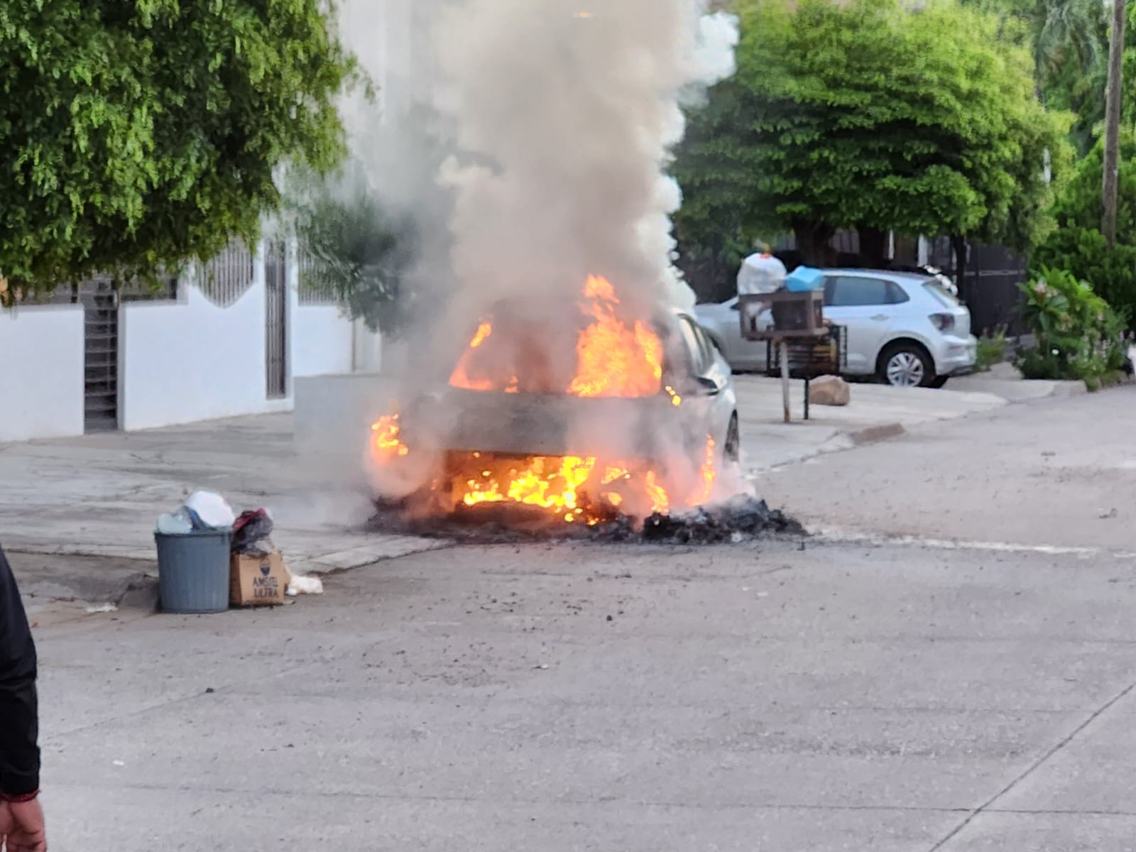 Se incendia BMW por quema de basura en Culiacán