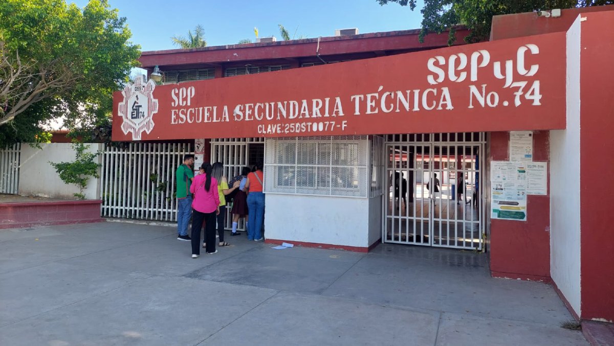 Se manifiestan padres de familia en secundaria Técnica número 74 en Ahome por falta de aires