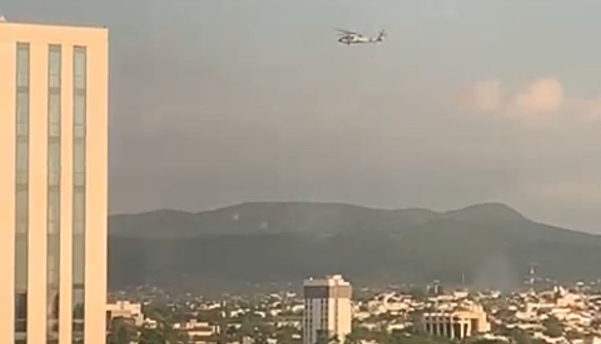 ¡Llega apoyo aéreo! Helicópteros sobrevuelan sector Tres Ríos por balacera en Culiacán