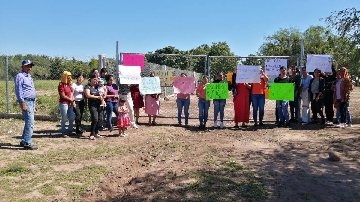 Sus niños ya no aguantan el calor; padres toman escuela indígena en Playita de Casillas