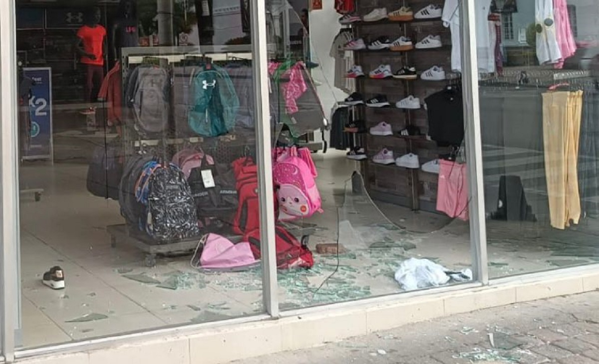 ¡Ya van dos! Saquean tiendas de tenis y ropa deportiva en el centro de Culiacán