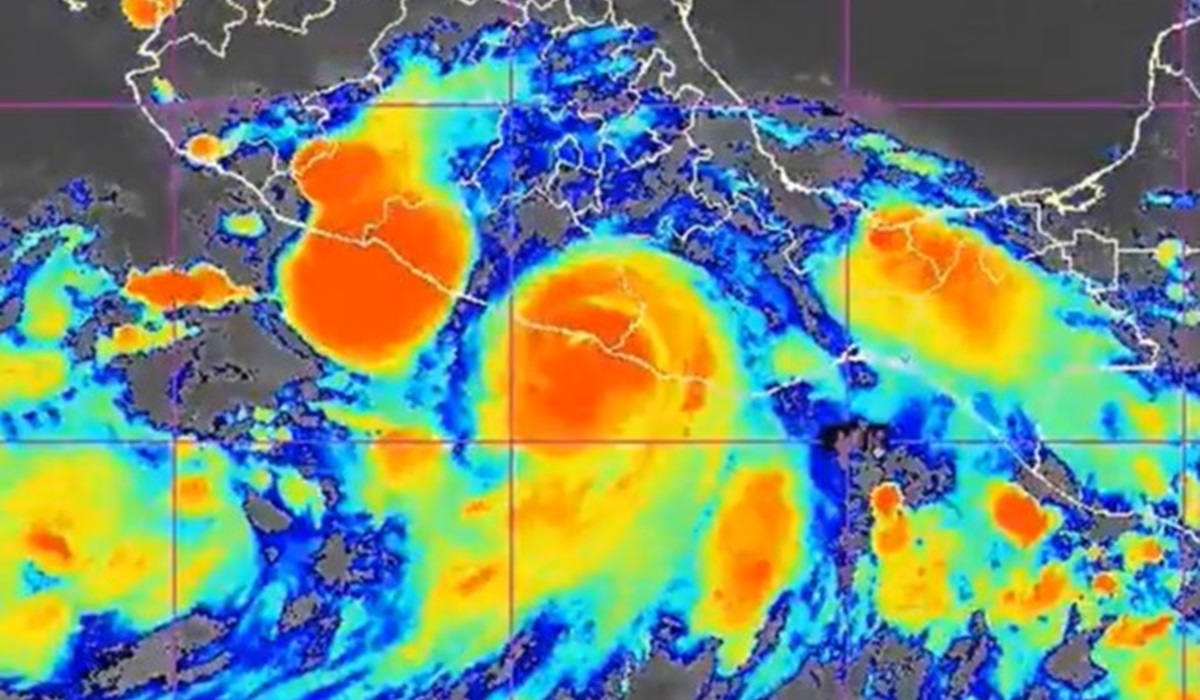 Huracán ‘John’ toca tierra en Marquelia, Guerrero como categoría 3