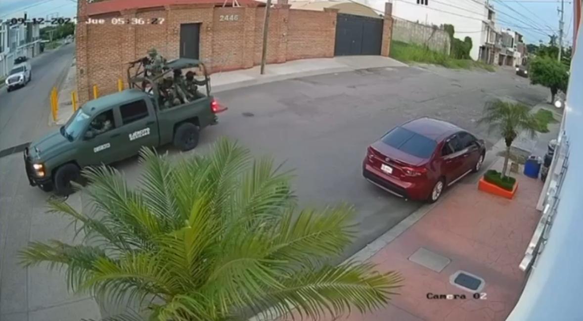 (VIDEO) ‘Topón’ de delincuentes y el Ejército en Culiacán; atacan a balazos a militares