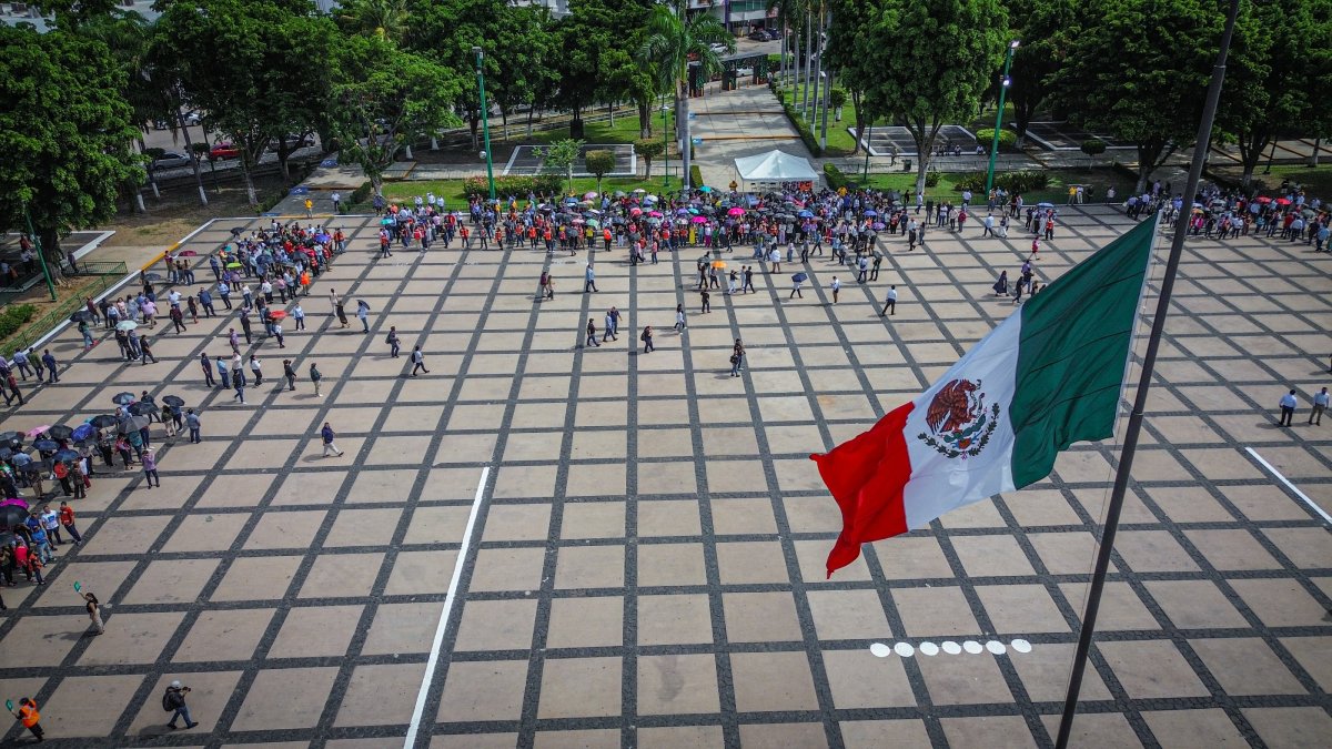 ¡En tiempo récord! Trabajadores de gobierno participan en simulacro en el marco del Día de Protección Civil