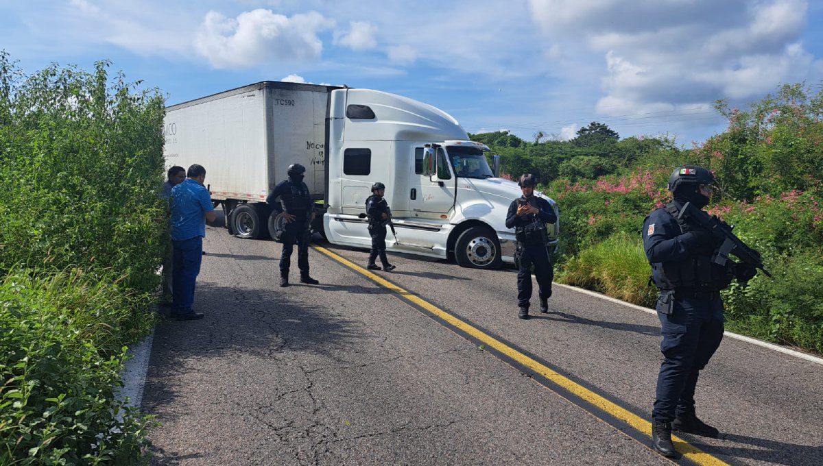 Confirma SSPE tráiler bloqueando carretera en Las Labradas; ya están atendiendo