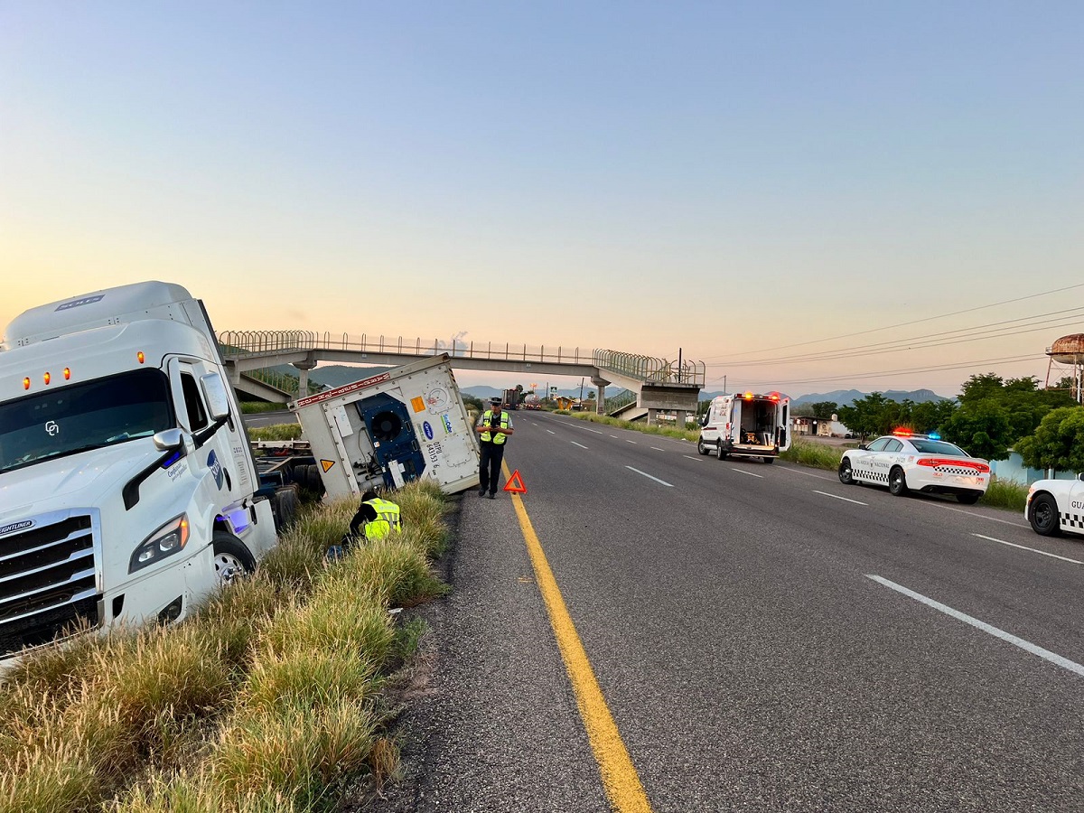Tráiler cargado con alimentos queda volcado sobre la rúa federal México 15 en El Carrizo, Ahome