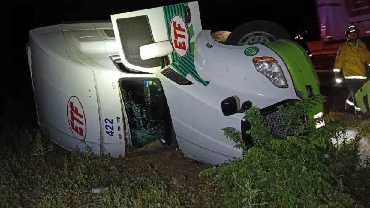 Tráiler vuelca tras perder el control en la autopista Mazatlán-Culiacán