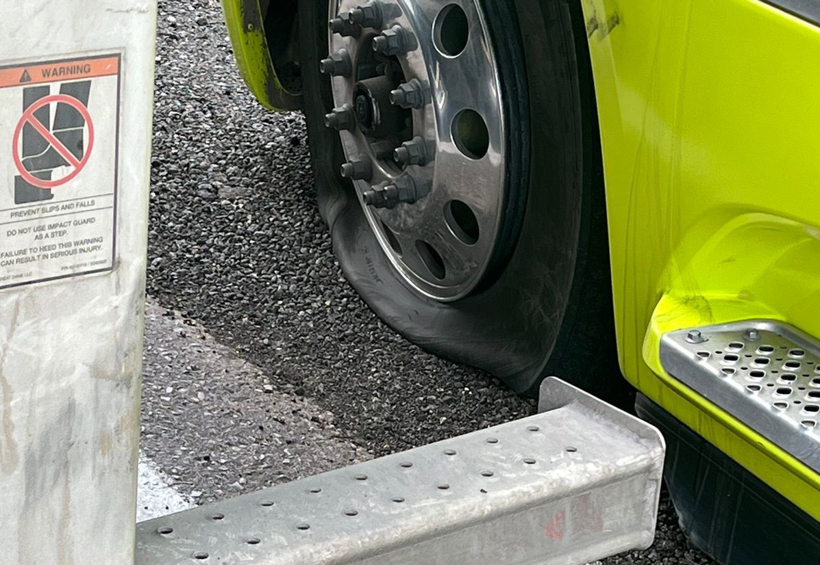 Conductores de tráileres quedan varados en la autopista Mazatlán-Culiacán debido a enfrentamientos en Quilá