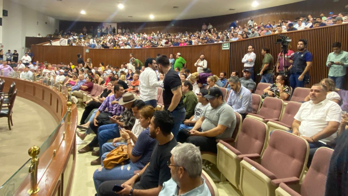Universitarios irrumpen sesión del Congreso para reformar la UAS; la lucha seguirá, aseguran