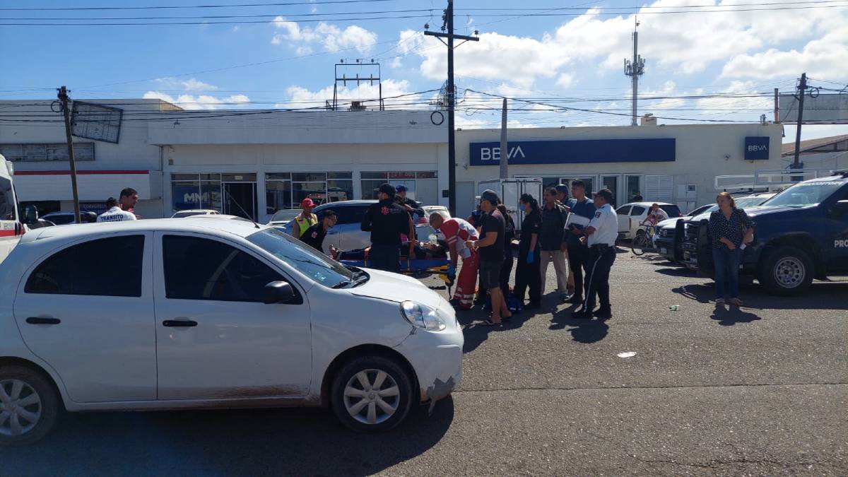 Un hombre y una mujer resultan con lesiones luego de chocar moto contra moto en Los Mochis
