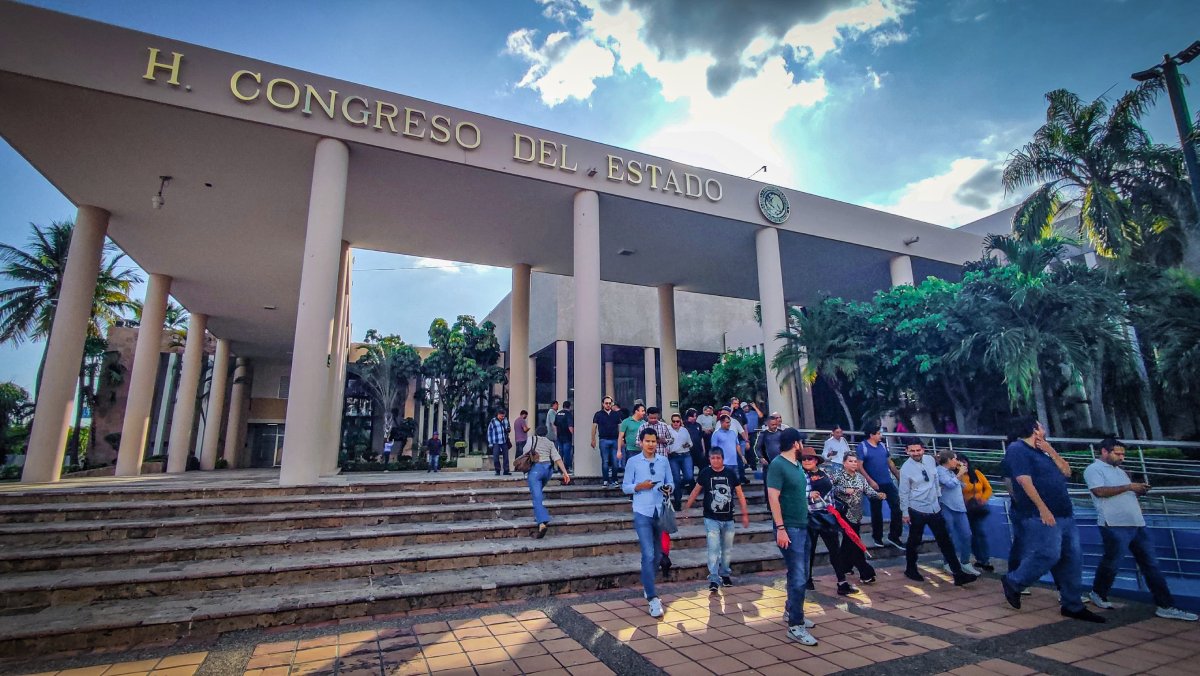 Universitarios se retiran del Congreso del Estado tras más de 8 horas de manifestación por reforma a la UAS