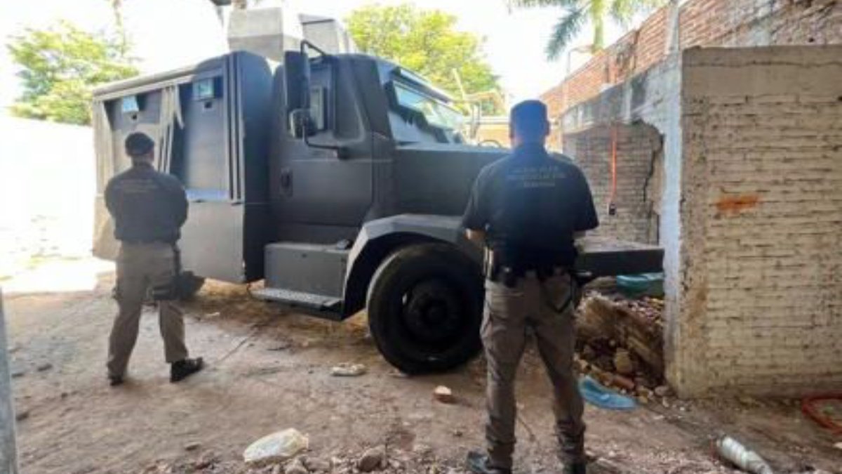 Presenta FGR el vehículo “monstruo” asegurado en Culiacán; había cartuchos