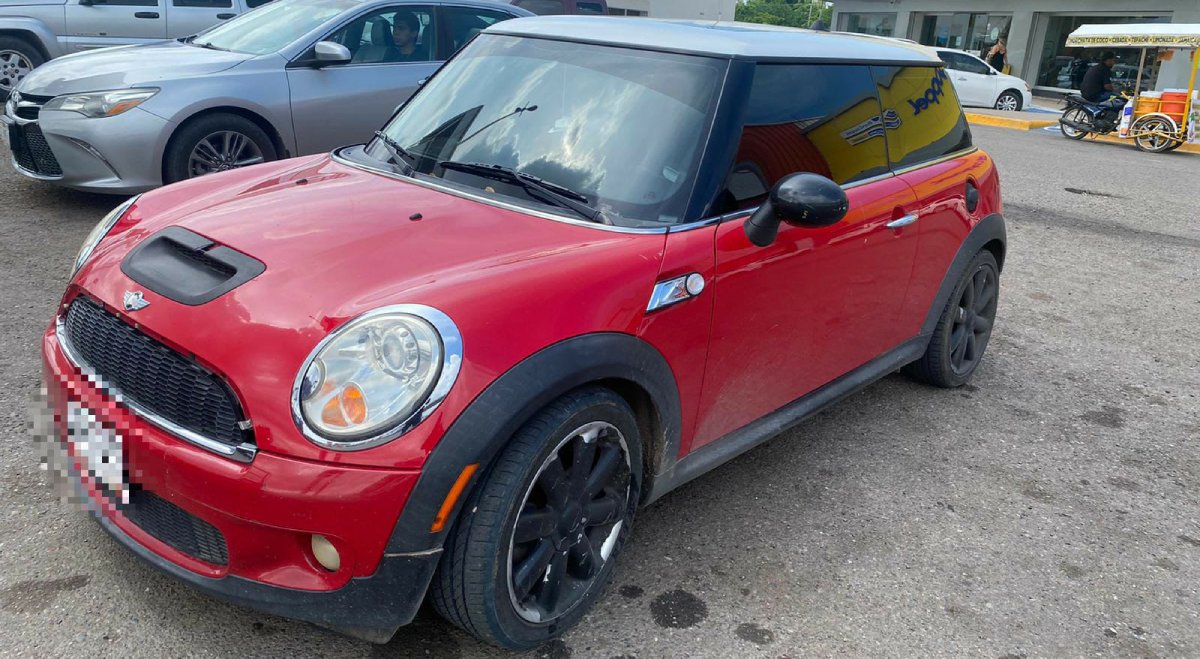 Aseguran en Culiacán un auto con placas sobrepuestas; era originario del Reino Unido