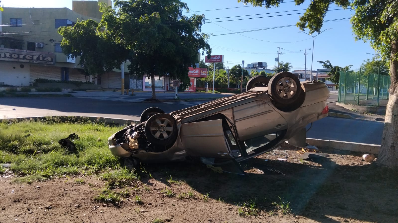 Llantas arriba y abandonado localizan un vehículo en la colonia Las Quintas de Culiacán