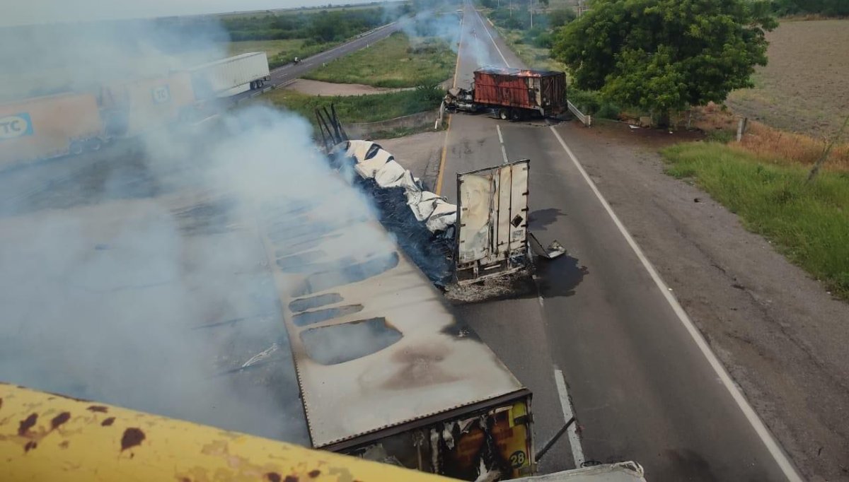 Comienzan a remover vehículos que bloqueaban la Mazatlán-Culiacán; ya liberaron un carril