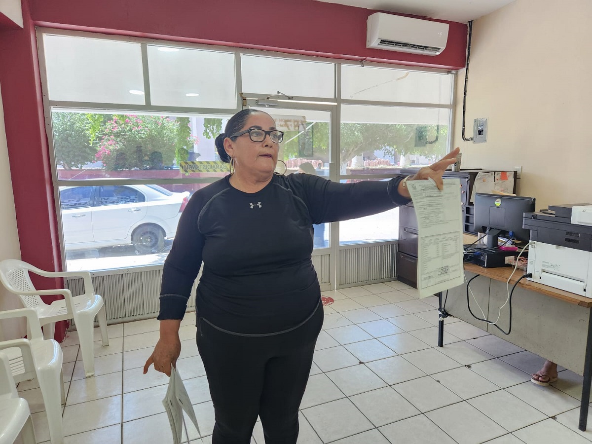 Vendedora de vía pública denuncia que le quitaron su puesto arbitrariamente; autoridades lo niegan
