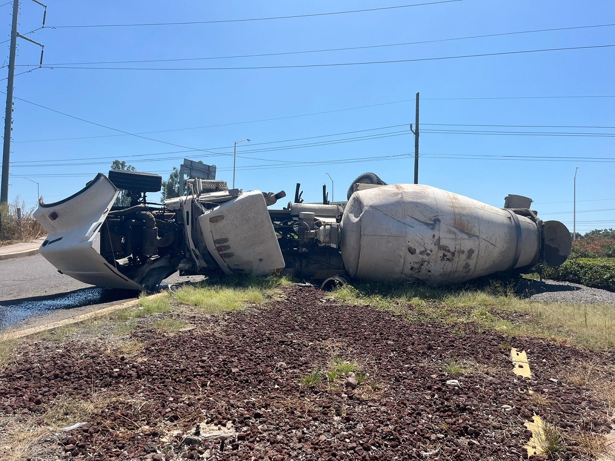 Aparatosa volcadura de tractocamión tipo “sapo” deja daños materiales en La Costera al sur de Culiacán