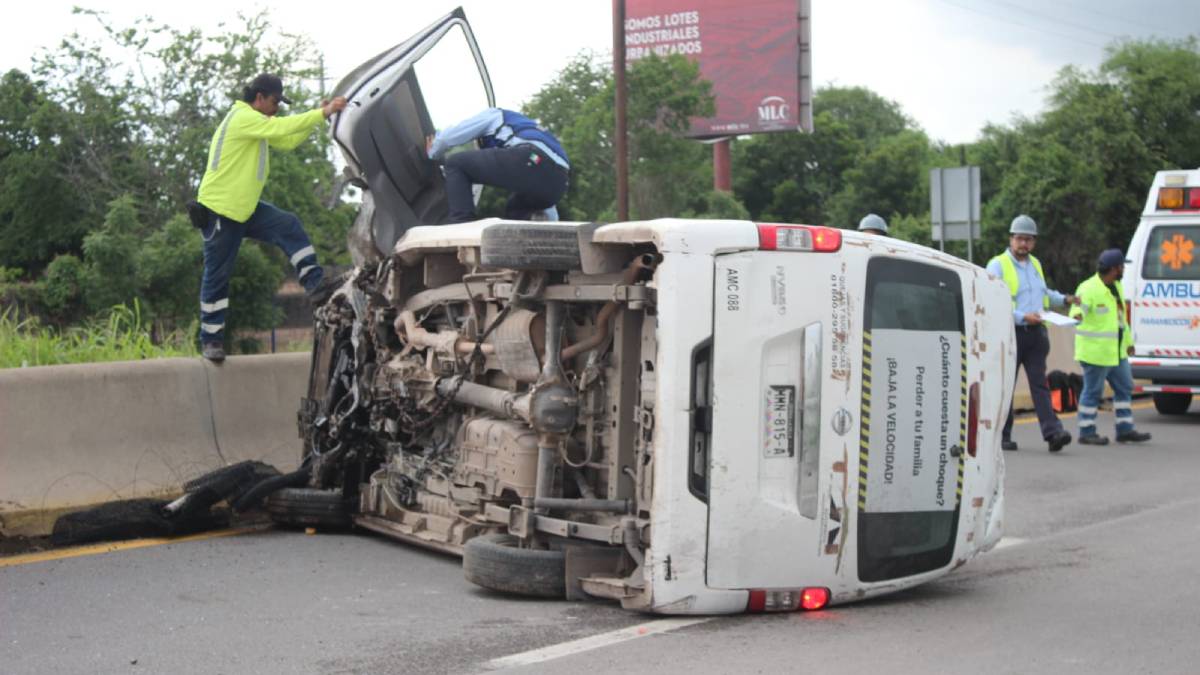Volcadura con personal de la autopista deja cuatro heridos sobre la Mazatlán-Culiacán