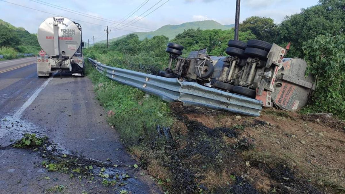 Vuelca tráiler con combustible en la carretera Durango-Mazatlán en el km 221
