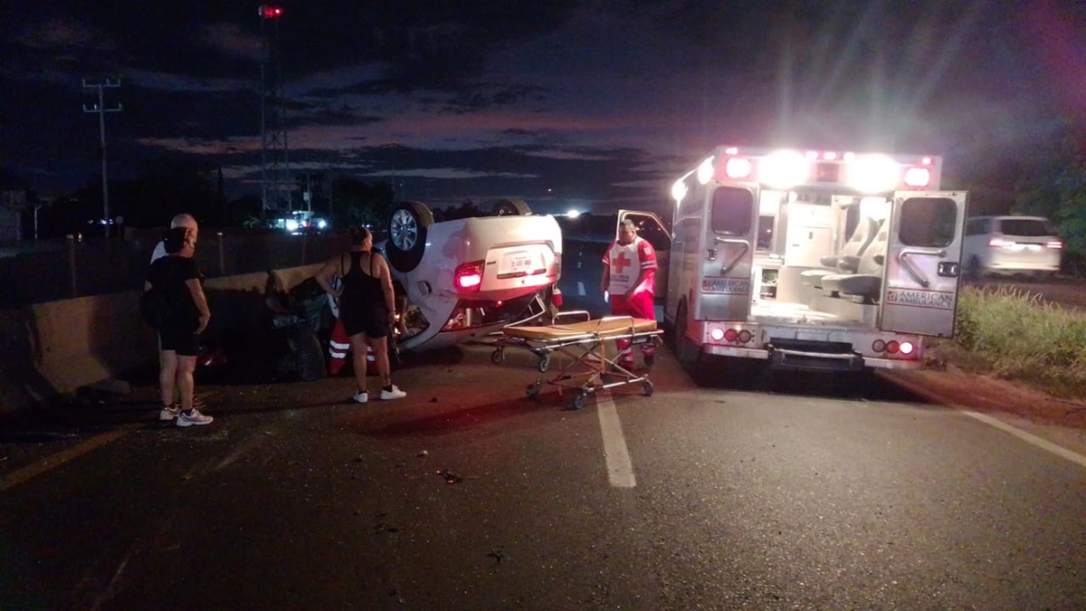 Volcadura en Juan José Ríos deja a una pareja de adultos mayores lesionada