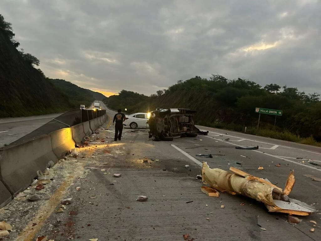 ¡Quedó regada la machaca! Vuelca camioneta de reparto en Mazatlán