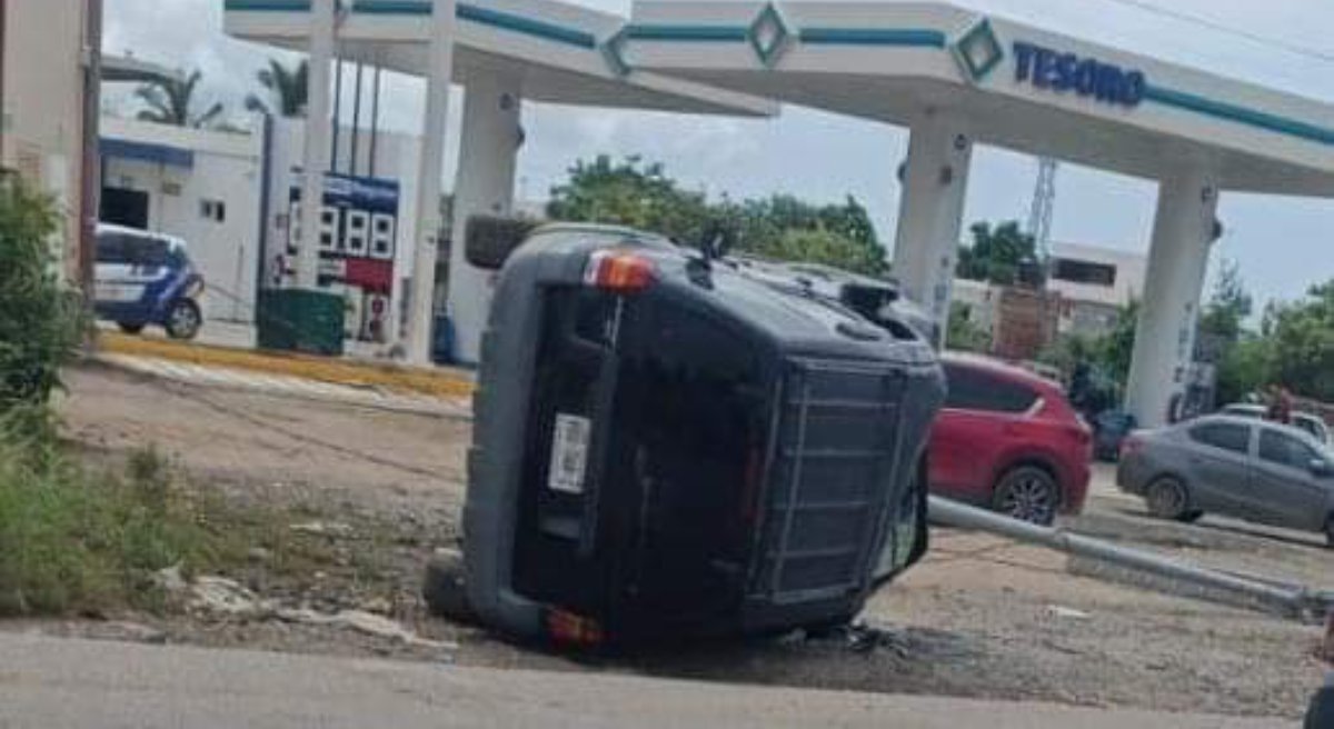 Camioneta vuelca tras impactar contra poste de alumbrado público en Mazatlán