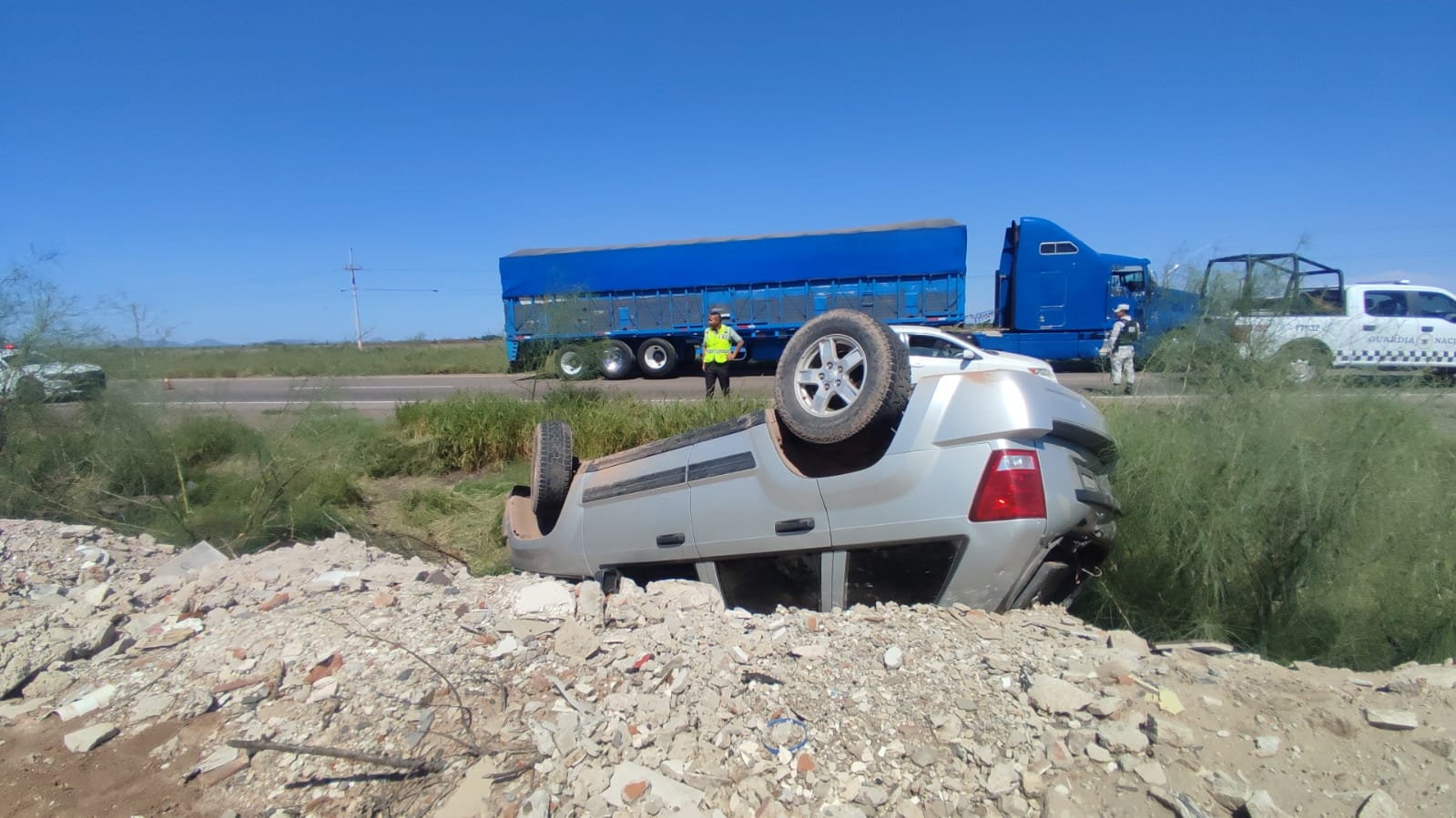 Se desprende llanta de vagoneta a las orillas de la México 15 en Ahome y queda volcada
