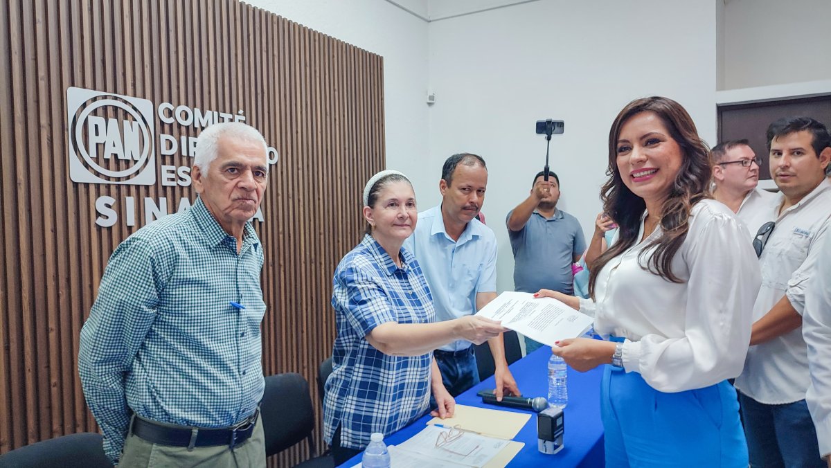 Wendy Barajas entrega solicitud de registro para la presidencia estatal del PAN en Sinaloa
