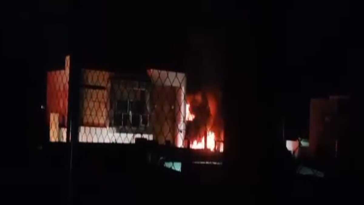 Grupo armado balea y le prende fuego a una casa en la Guadalupe Victoria, Culiacán