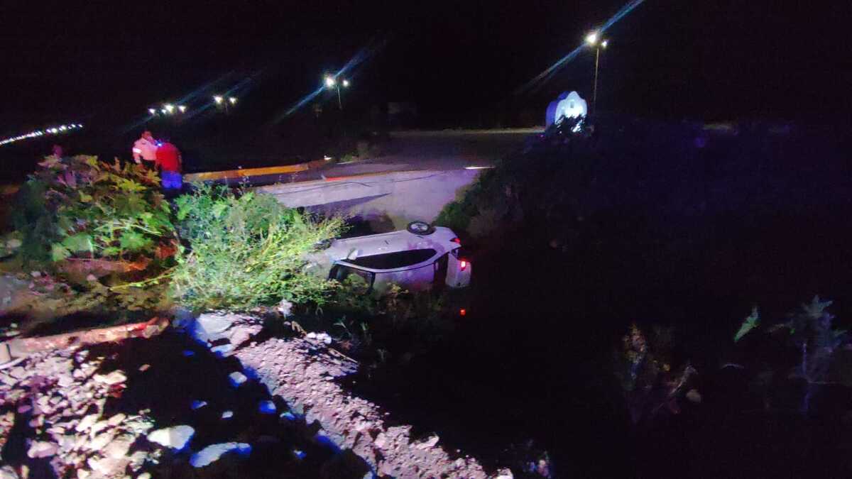 Joven pareja pierde el control del volante y terminan dentro de un tren de la rúa Mochis-Topolobampo