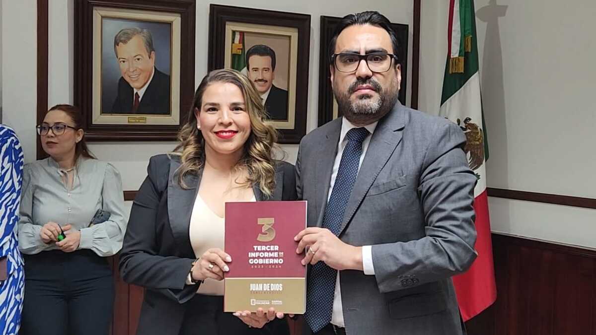 El alcalde de Culiacán, Juan de Dios Gámez Mendívil, entregó por escrito su tercer informe de gobierno