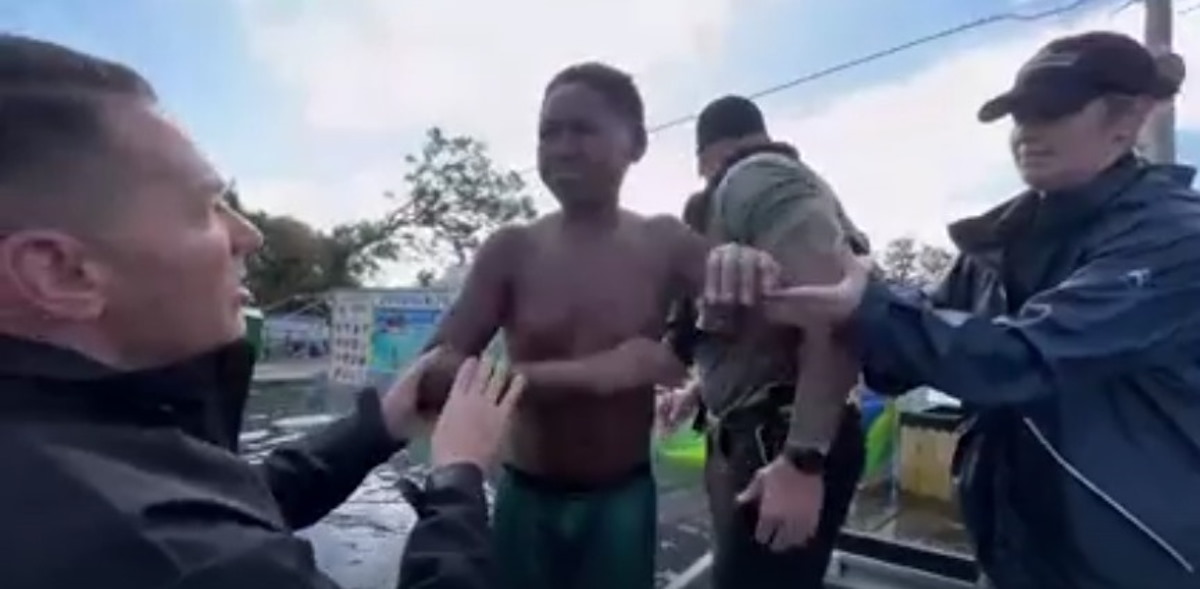 Video | ¡Impactante! Hallan niño flotando sobre un trozo de madera tras el paso del huracán ‘Milton’