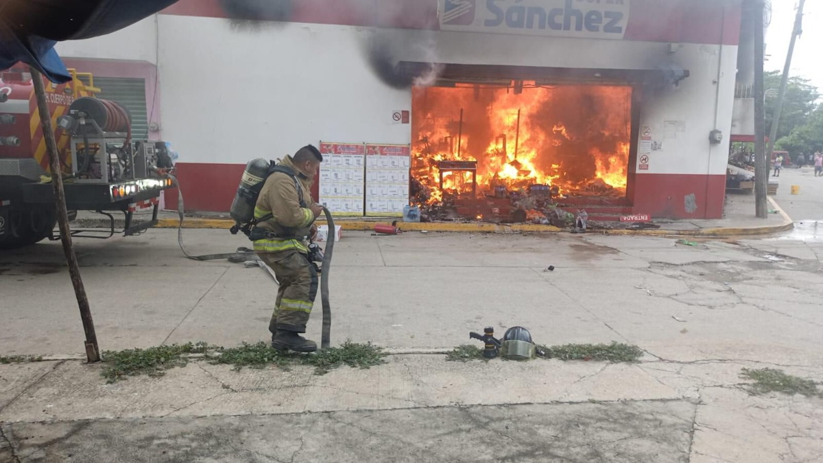 Quema de vehículos y tiendas causan conmoción en Villahermosa, Tabasco