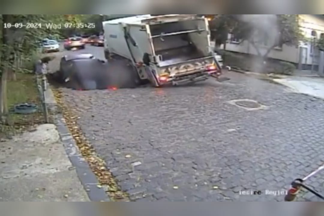 Video | Impactante caída en socavón de madre y hijo en Bucarest, Rumania