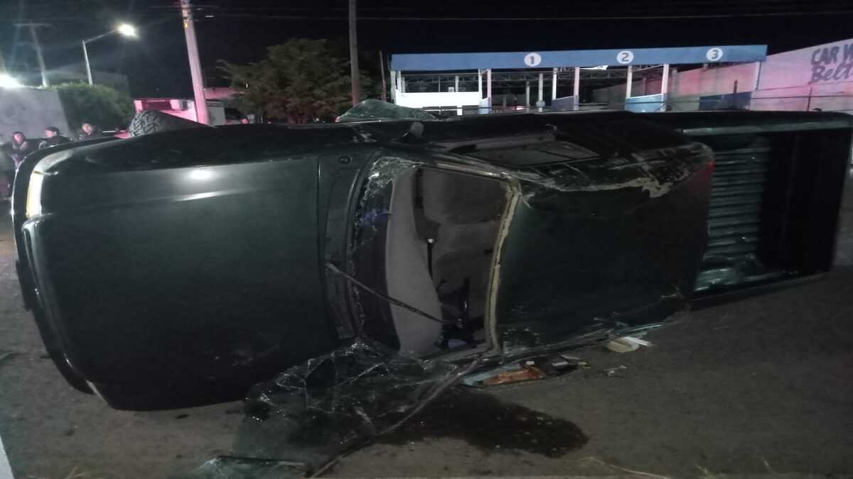 Volcadura en el sector centro de Los Mochis deja tres personas lesionadas